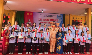 Tặng mũ bảo hiểm, tuyên truyền an toàn giao thông cho học sinh 